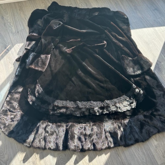 Black diamond Mink coat. - Picture 9 of 12
